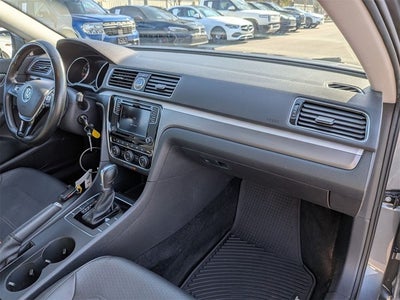 2017 Volkswagen Passat 1.8T R-Line