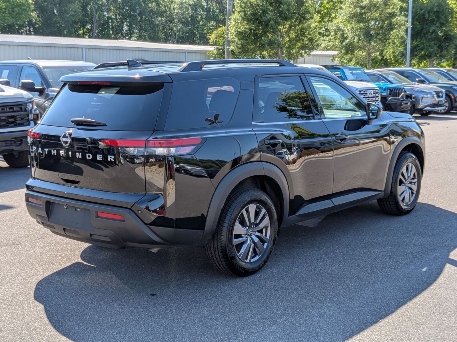 2025 Nissan Pathfinder SV