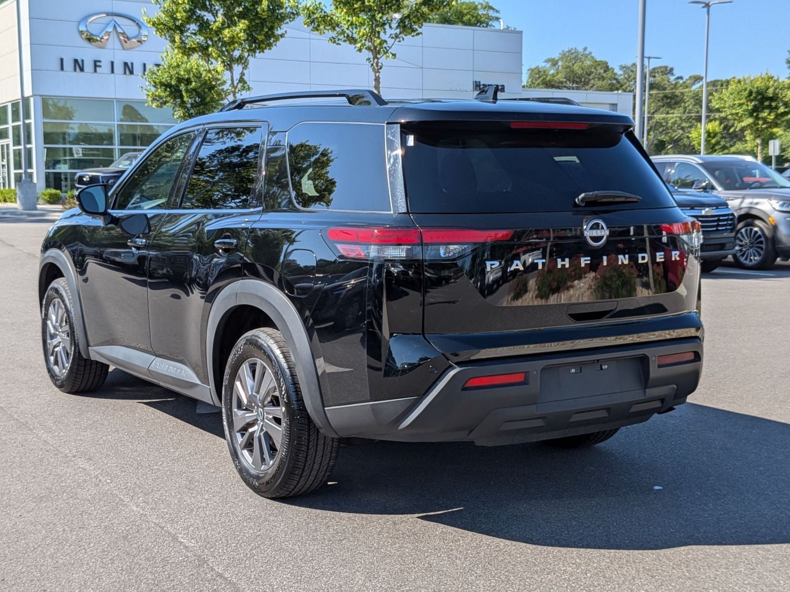 2025 Nissan Pathfinder SV