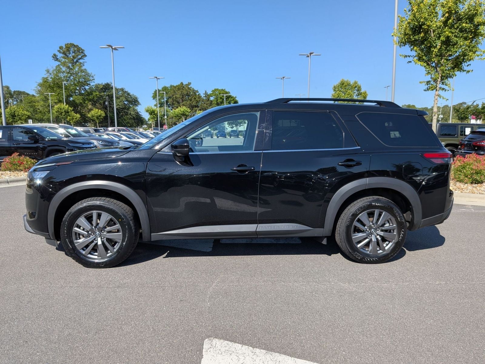 2025 Nissan Pathfinder SV