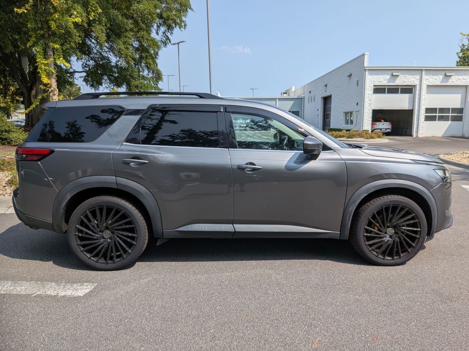 2022 Nissan Pathfinder SV