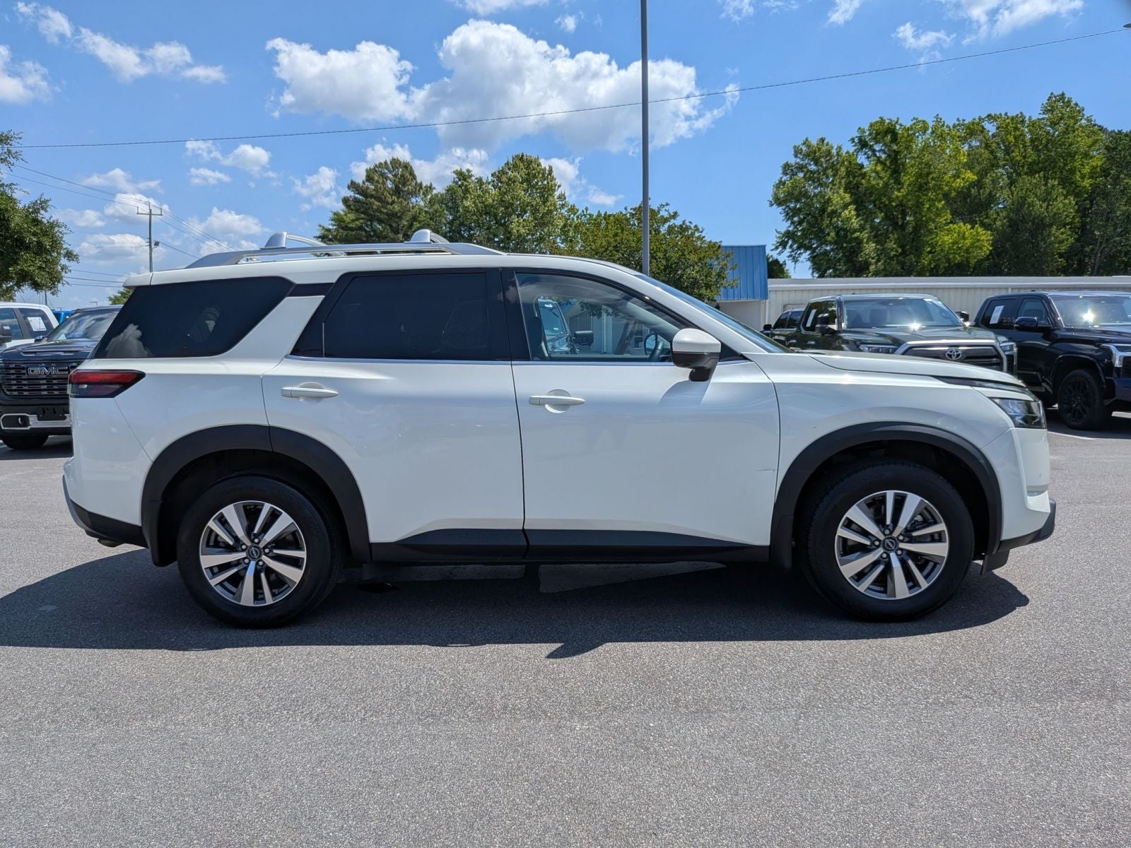 2023 Nissan Pathfinder SL