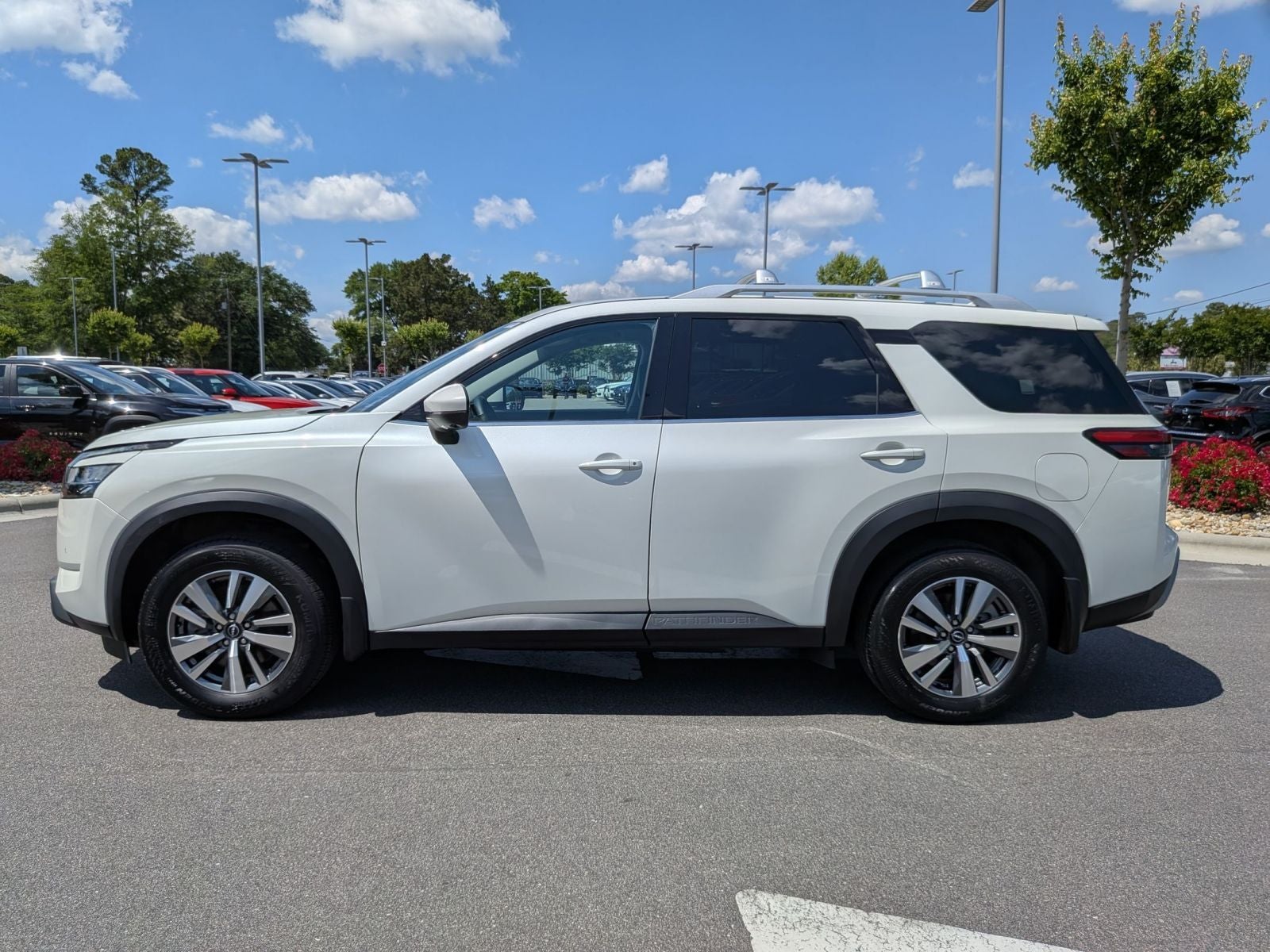 2023 Nissan Pathfinder SL