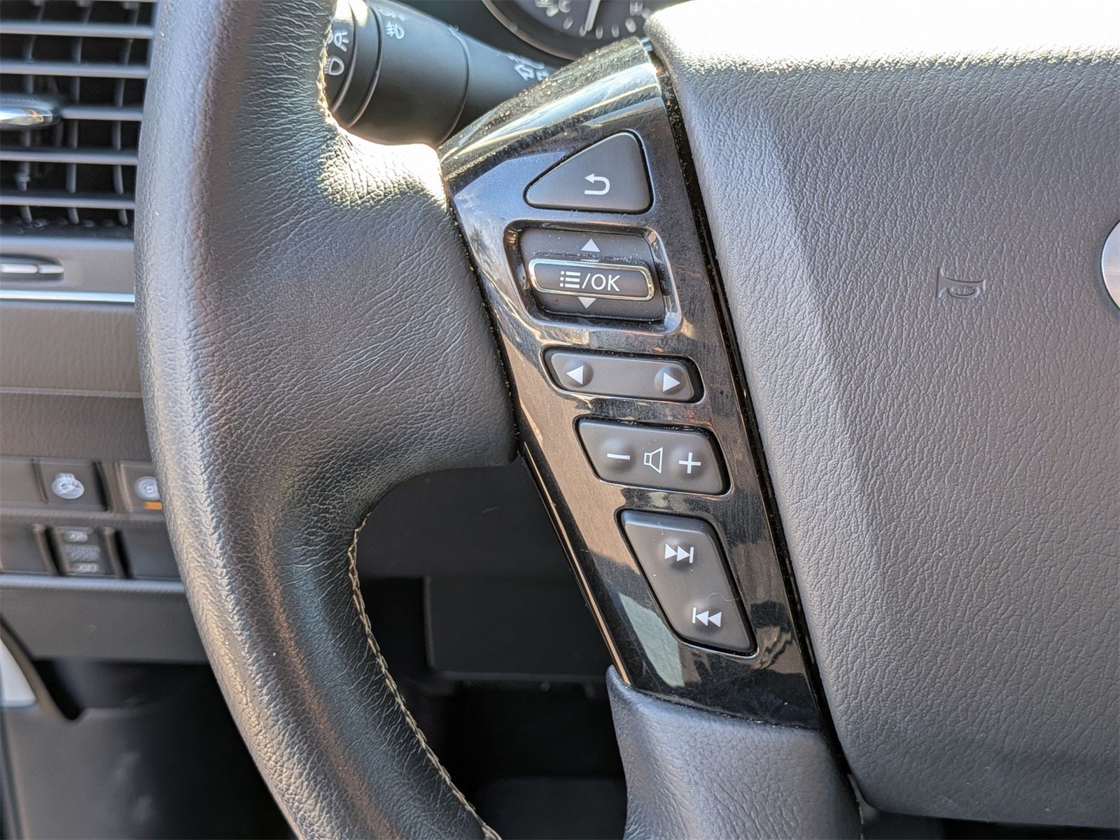 2023 INFINITI QX80 LUXE