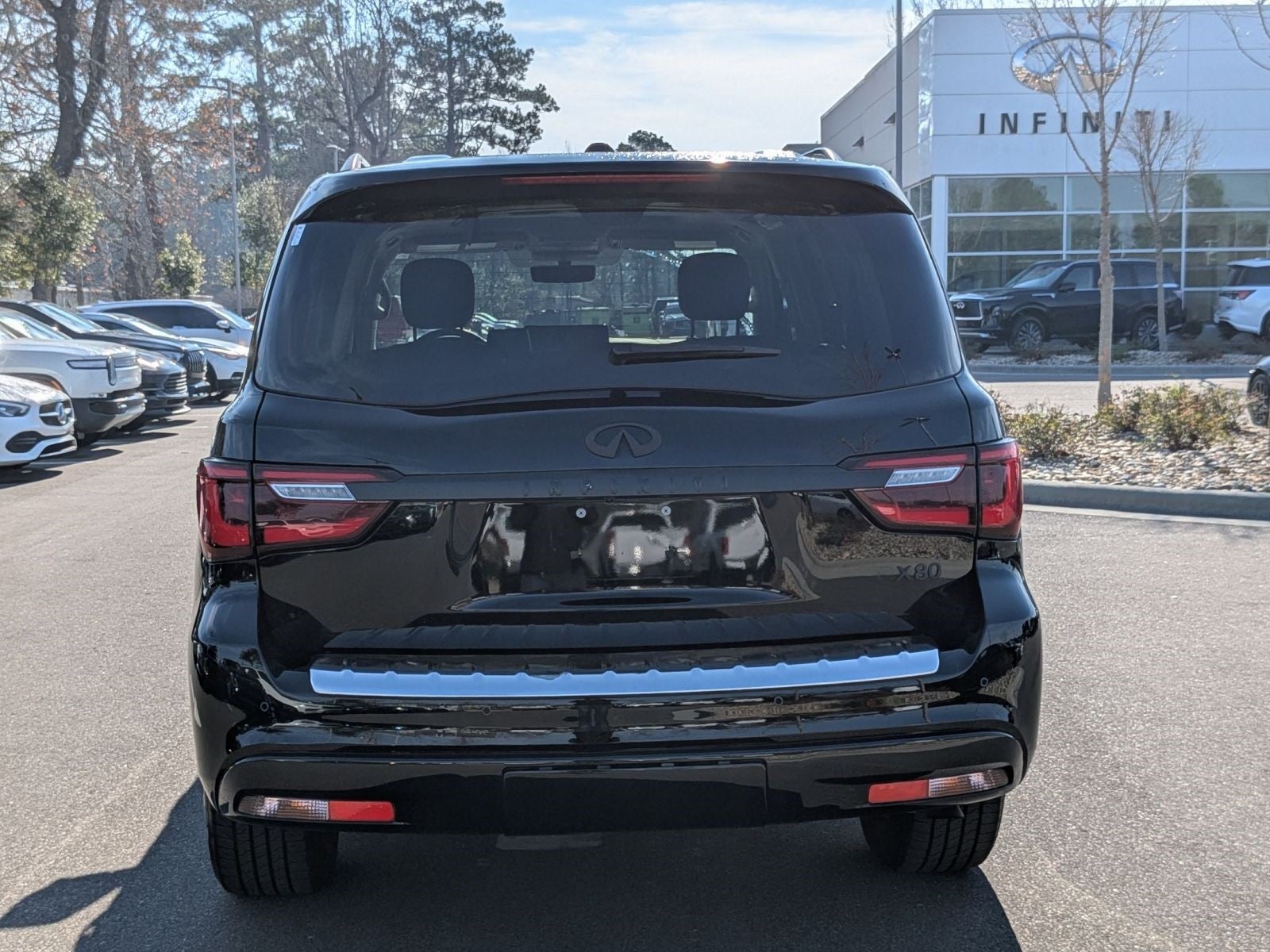 2023 INFINITI QX80 LUXE