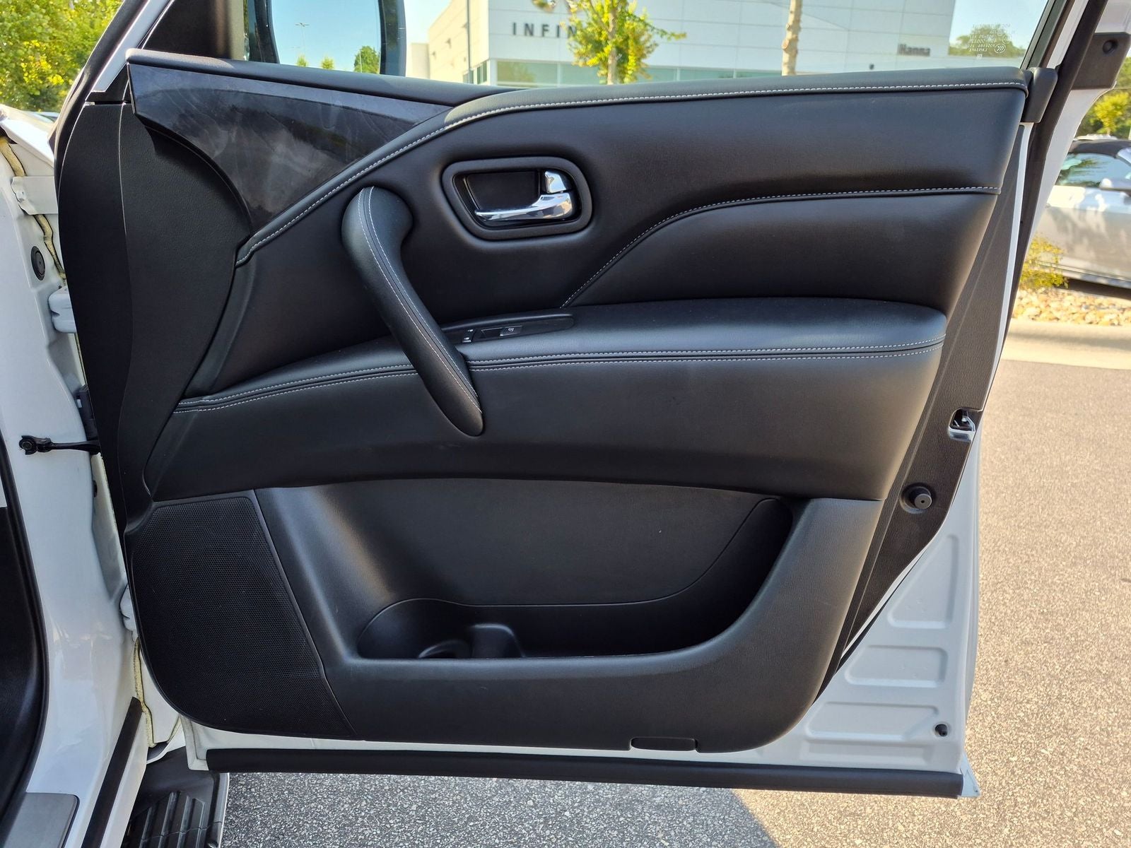 2023 INFINITI QX80 LUXE