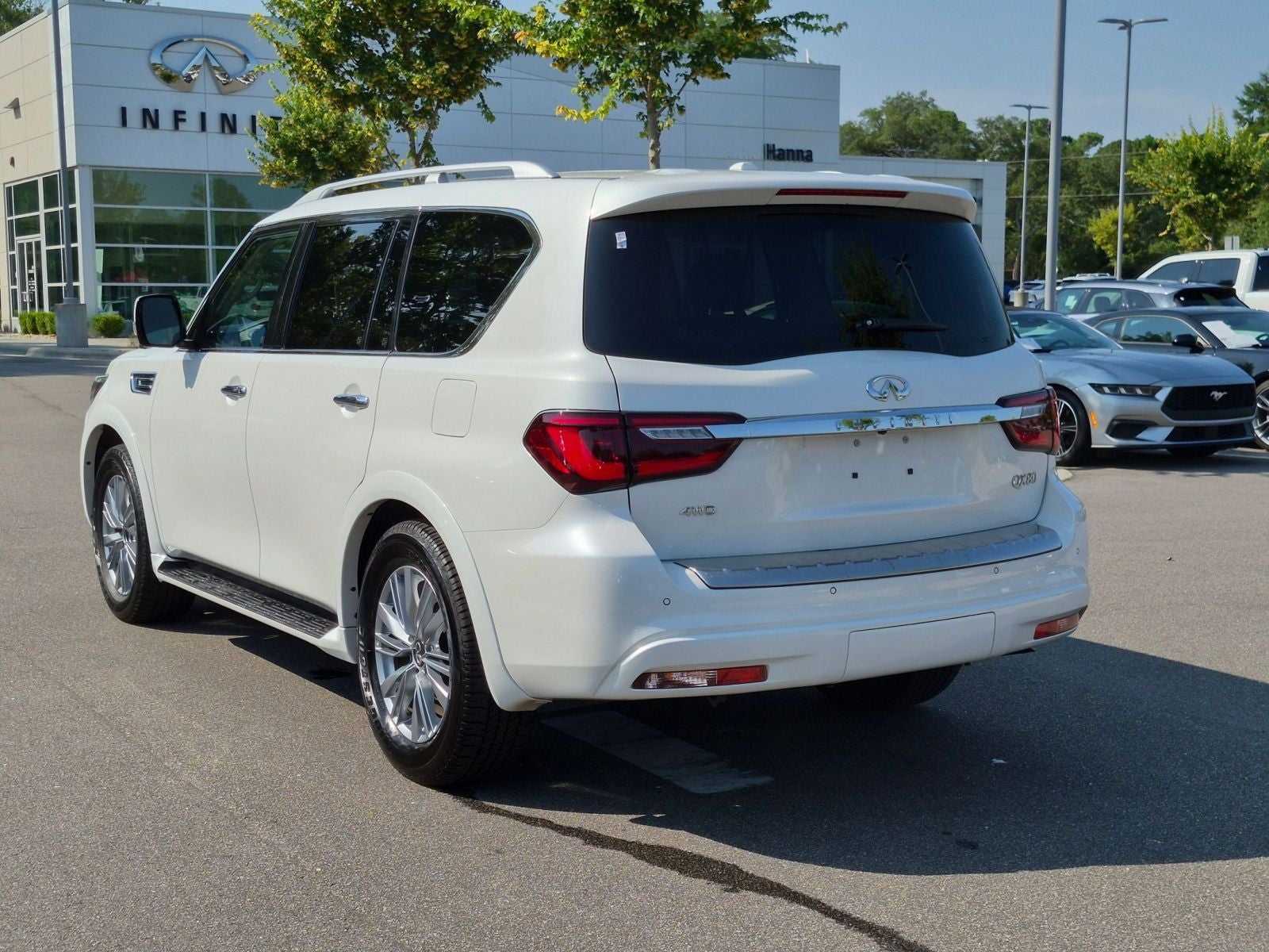2023 INFINITI QX80 LUXE