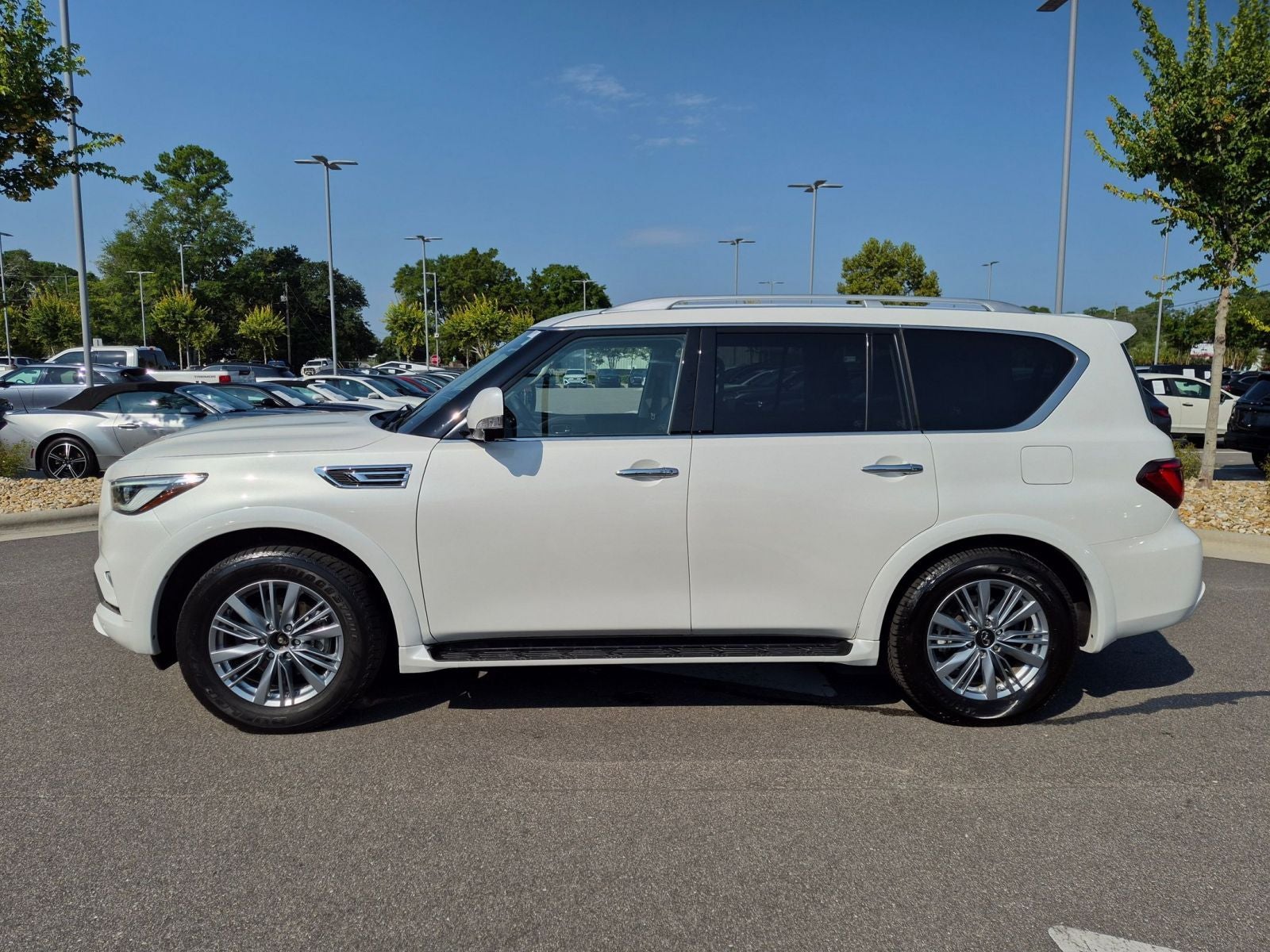 2023 INFINITI QX80 LUXE