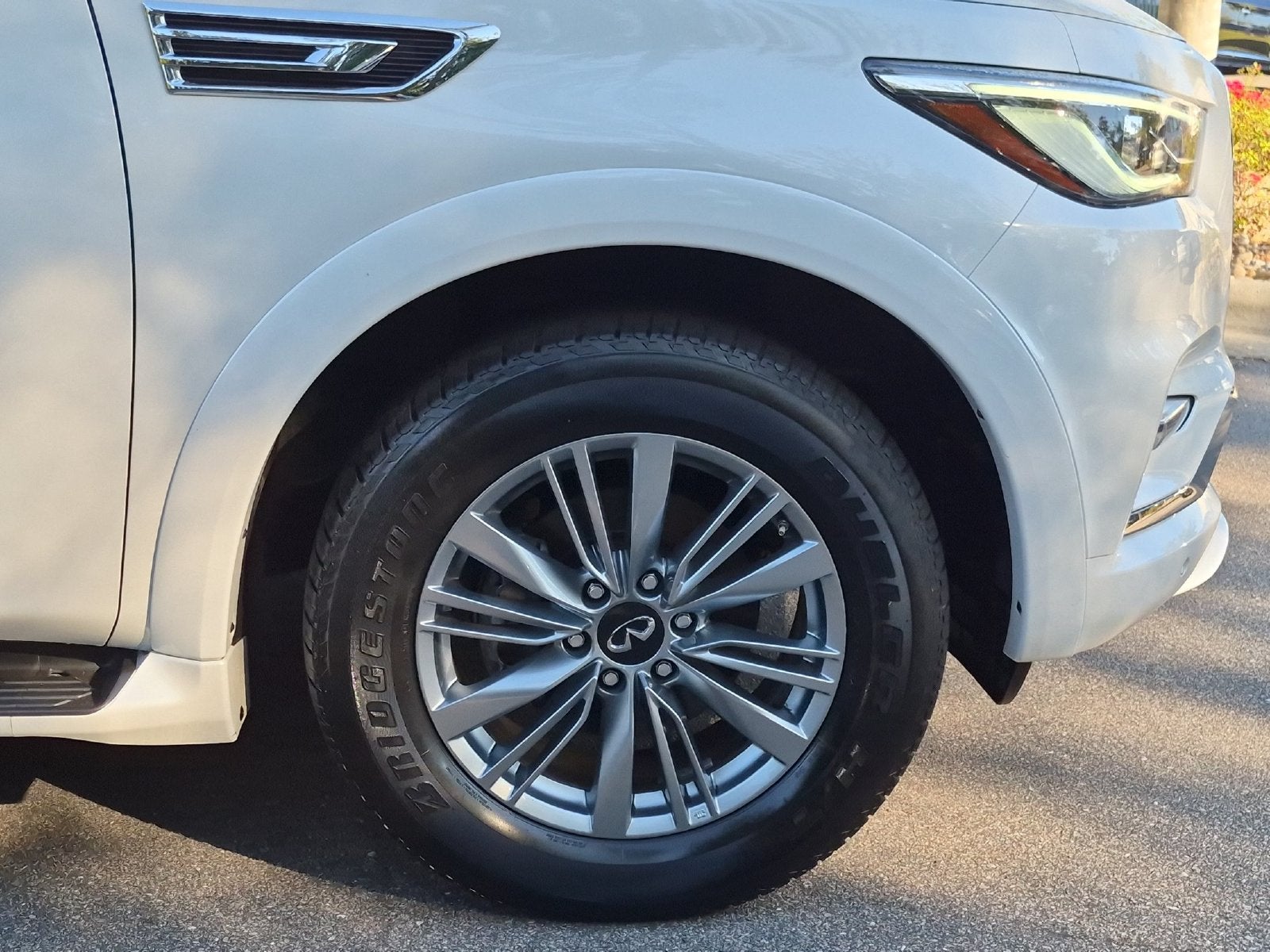 2023 INFINITI QX80 LUXE