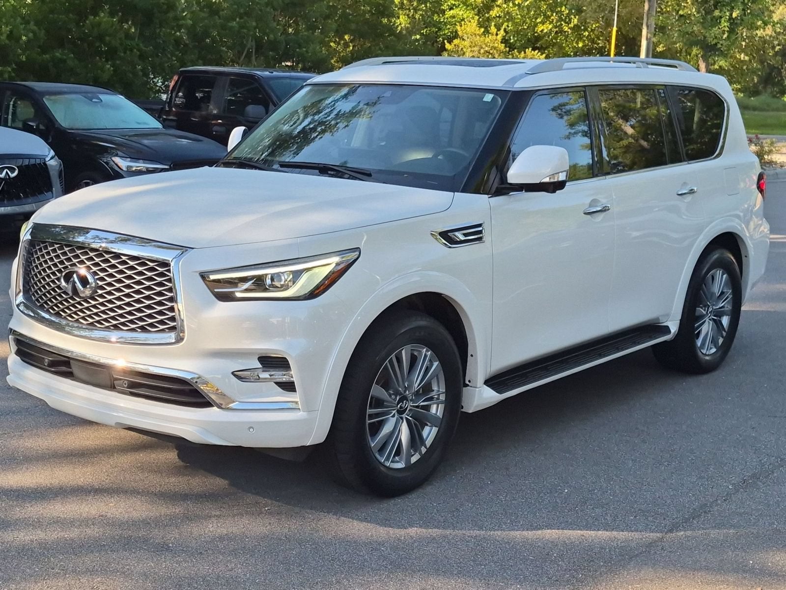 2023 INFINITI QX80 LUXE