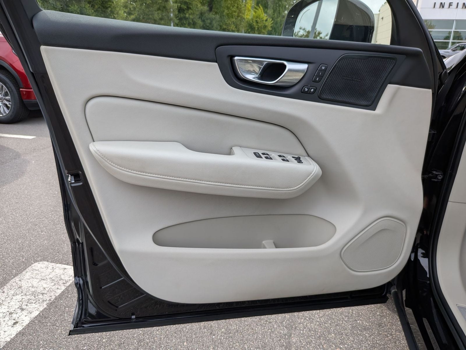 2023 Volvo XC60 B6 Ultimate Dark Theme