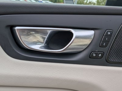 2023 Volvo XC60 B6 Ultimate Dark Theme