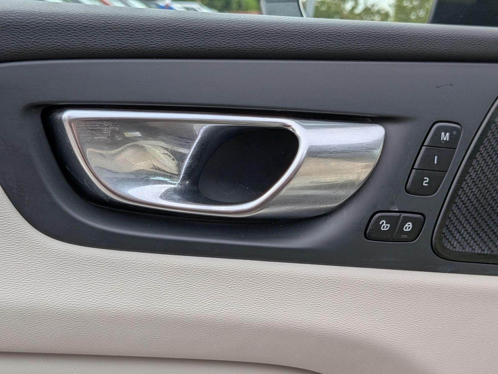 2023 Volvo XC60 B6 Ultimate Dark Theme