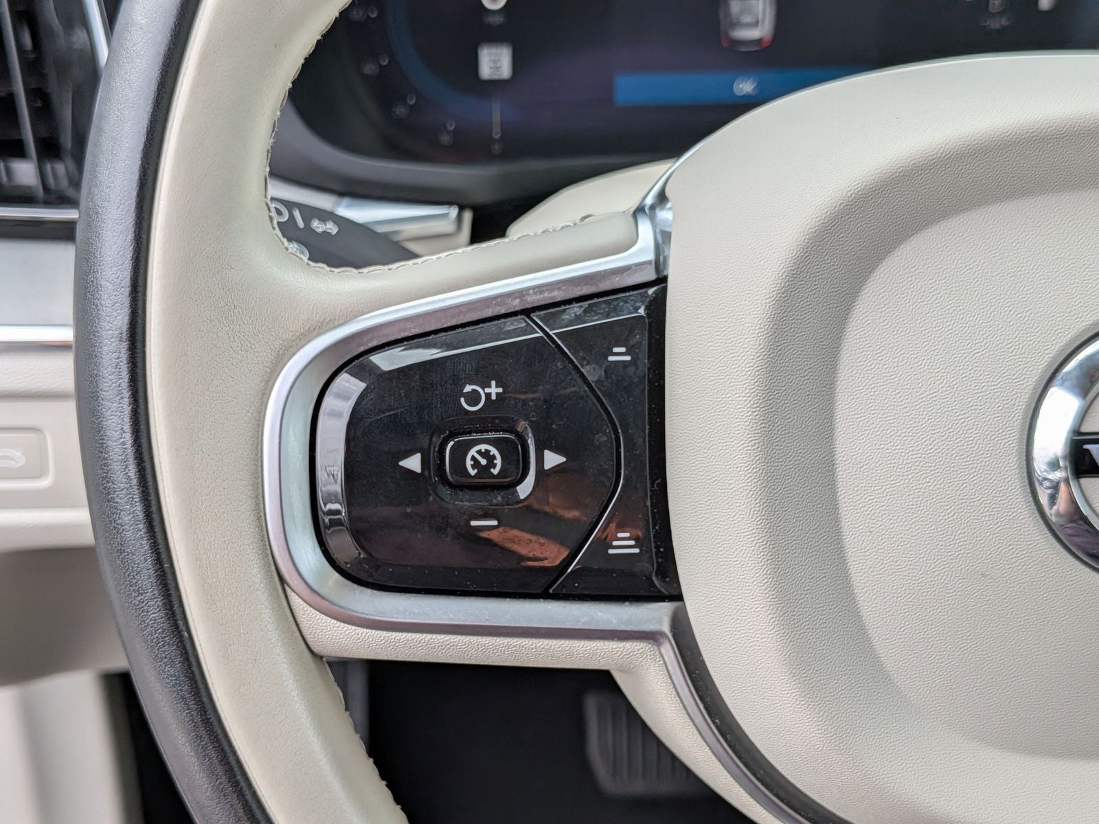 2023 Volvo XC60 B6 Ultimate Dark Theme