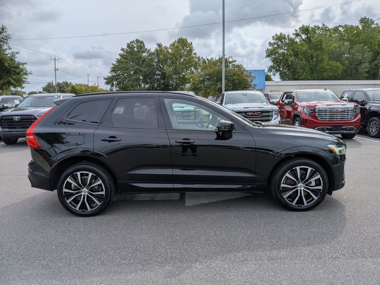2023 Volvo XC60 B6 Ultimate Dark Theme