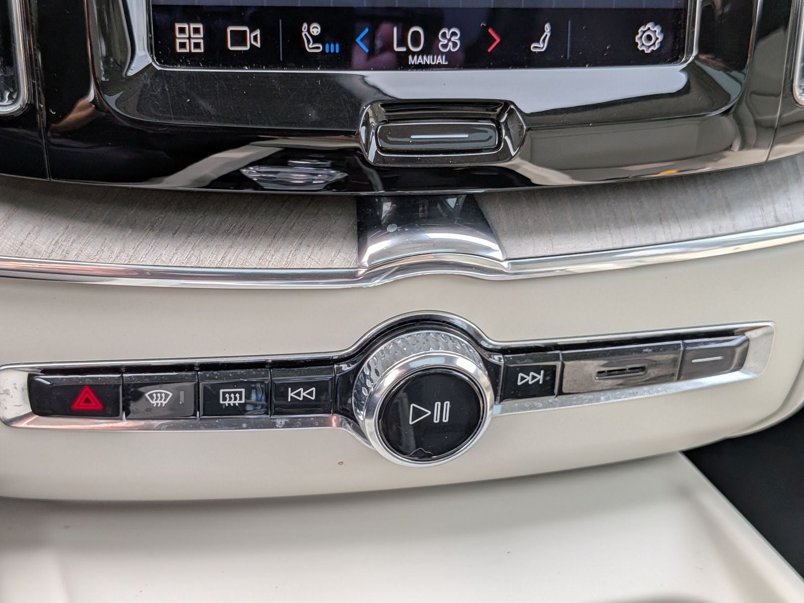 2023 Volvo XC60 B6 Ultimate Dark Theme