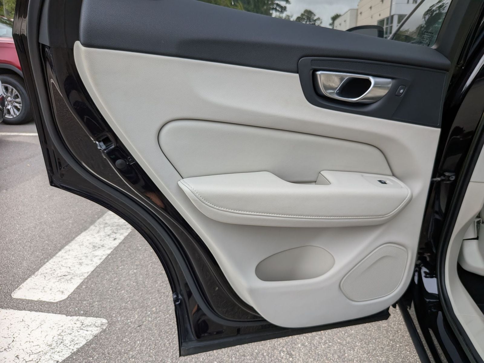 2023 Volvo XC60 B6 Ultimate Dark Theme