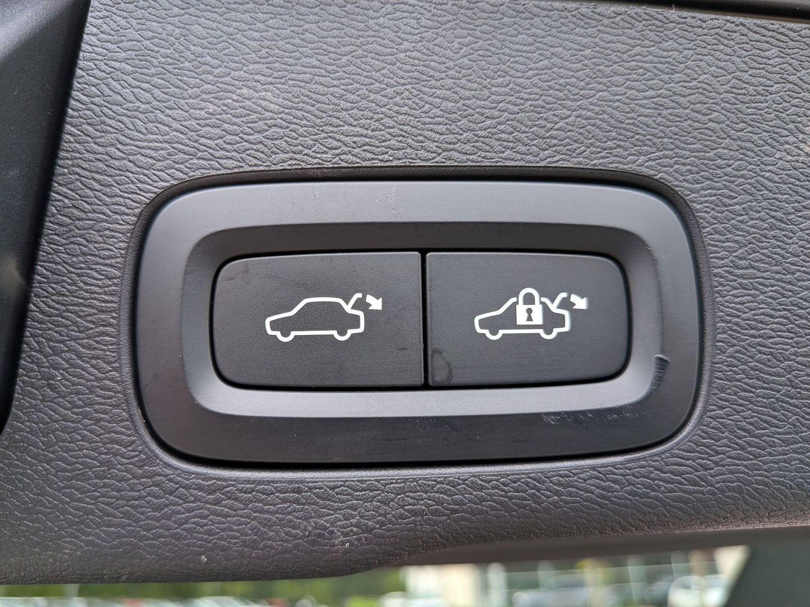 2023 Volvo XC60 B6 Ultimate Dark Theme