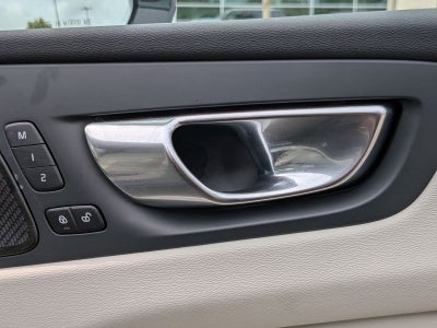 2023 Volvo XC60 B6 Ultimate Dark Theme