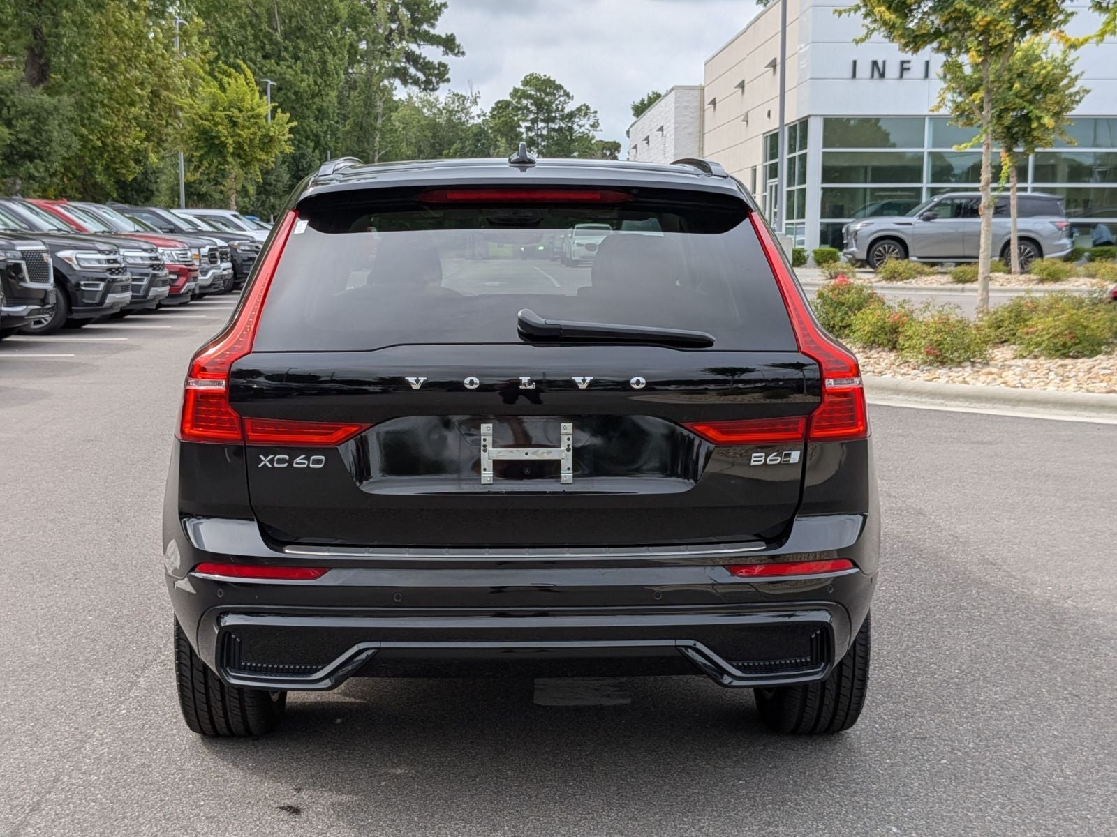 2023 Volvo XC60 B6 Ultimate Dark Theme