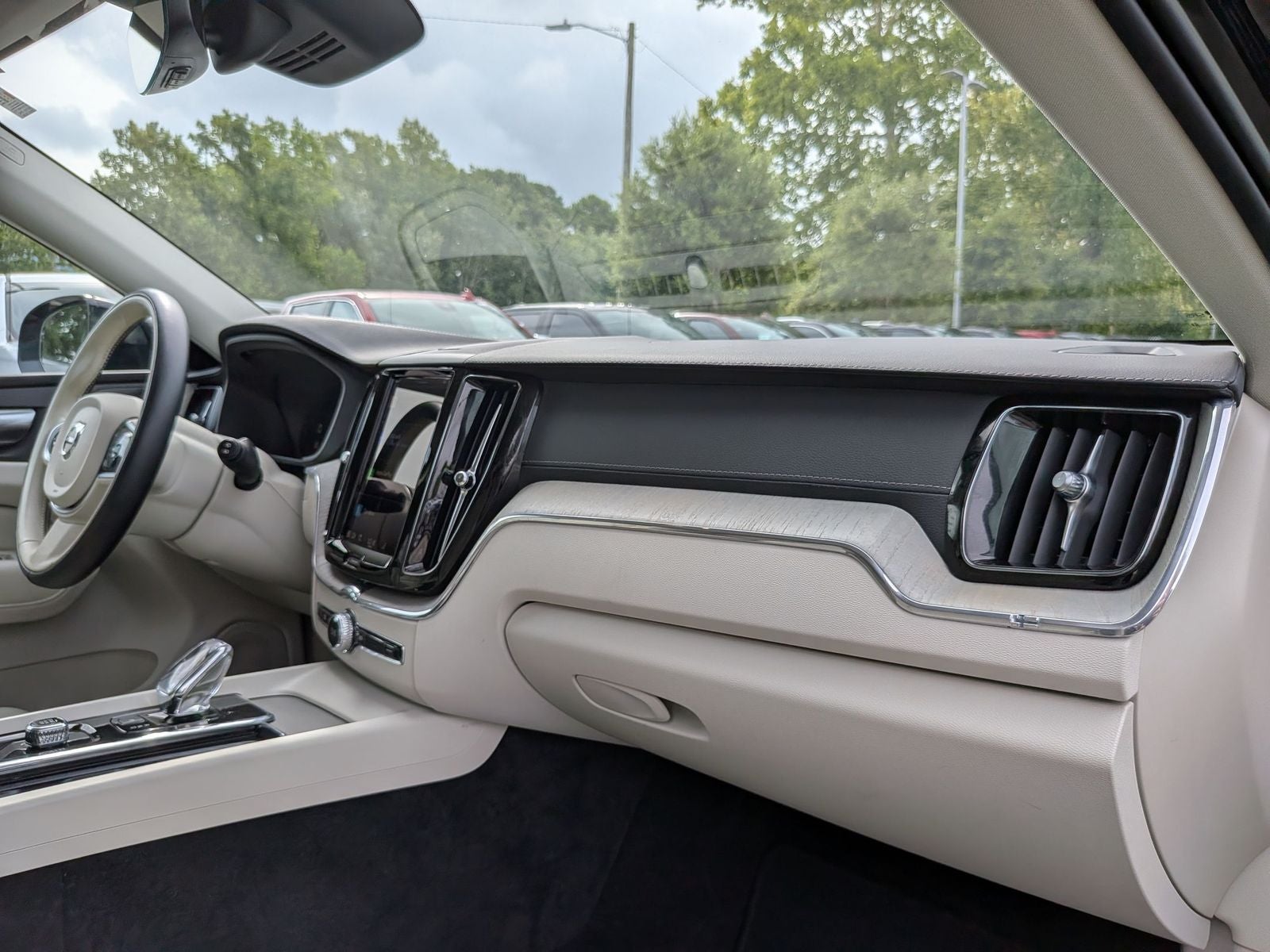 2023 Volvo XC60 B6 Ultimate Dark Theme