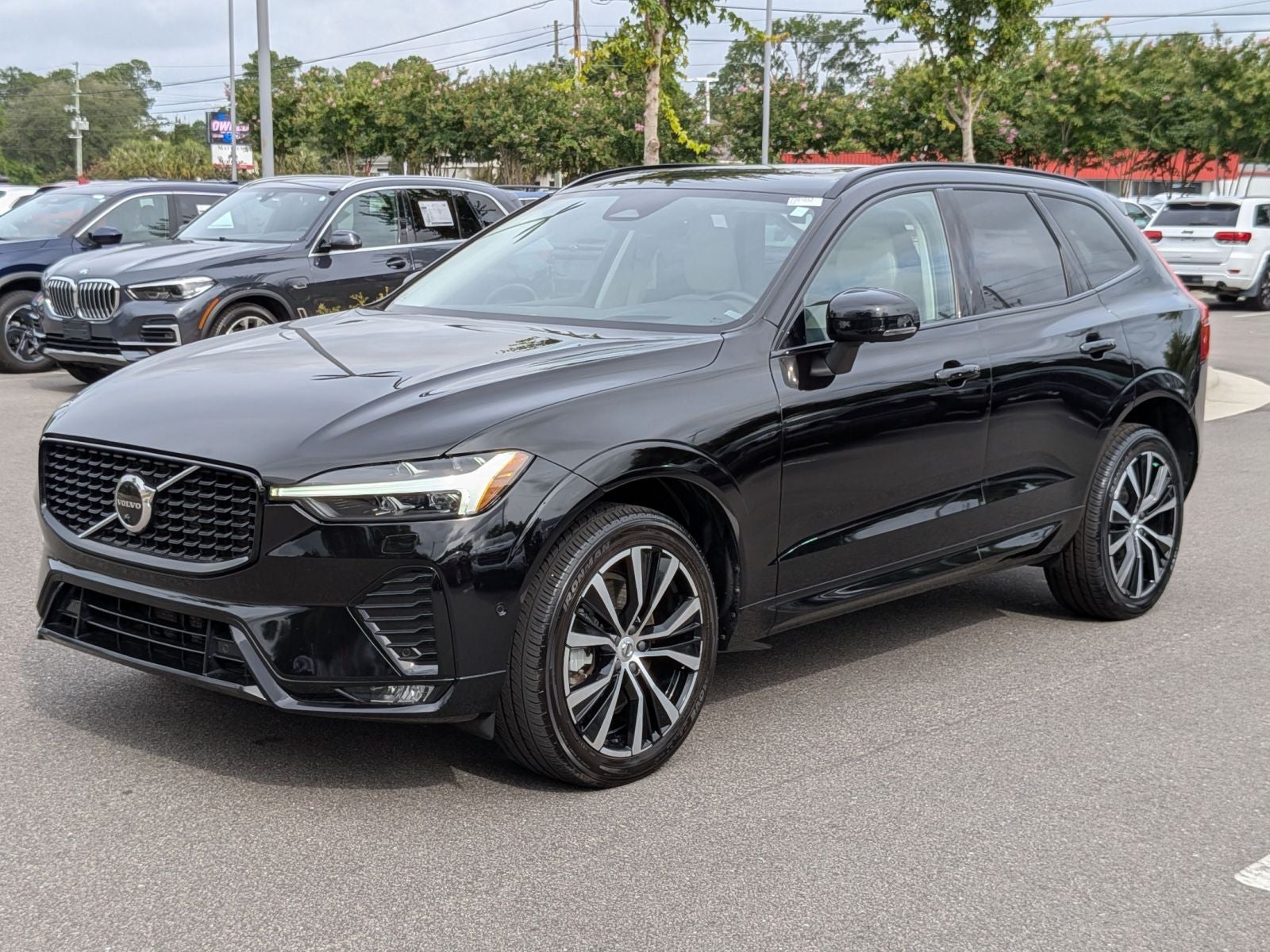 2023 Volvo XC60 B6 Ultimate Dark Theme