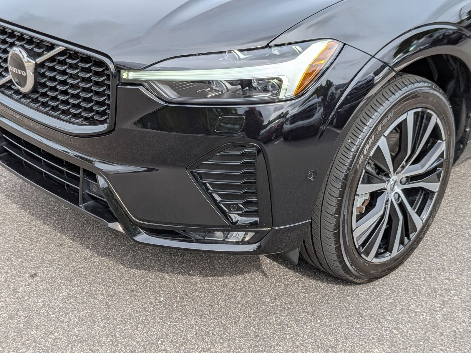 2023 Volvo XC60 B6 Ultimate Dark Theme