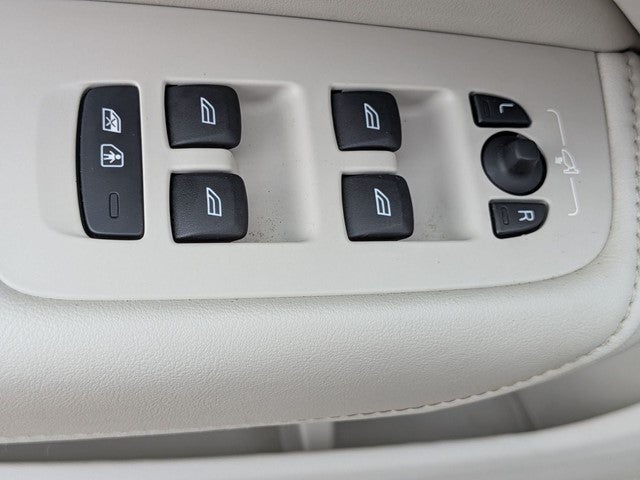 2023 Volvo XC60 B6 Ultimate Dark Theme