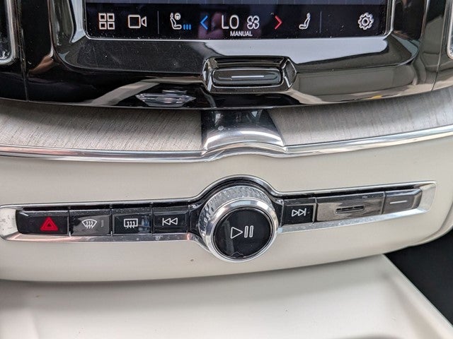 2023 Volvo XC60 B6 Ultimate Dark Theme