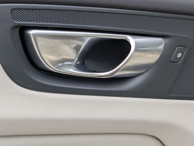2023 Volvo XC60 B6 Ultimate Dark Theme