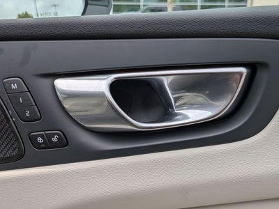2023 Volvo XC60 B6 Ultimate Dark Theme