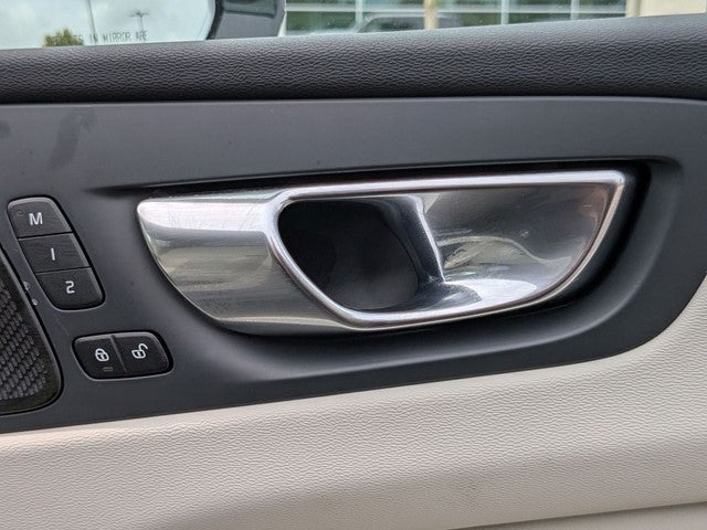 2023 Volvo XC60 B6 Ultimate Dark Theme