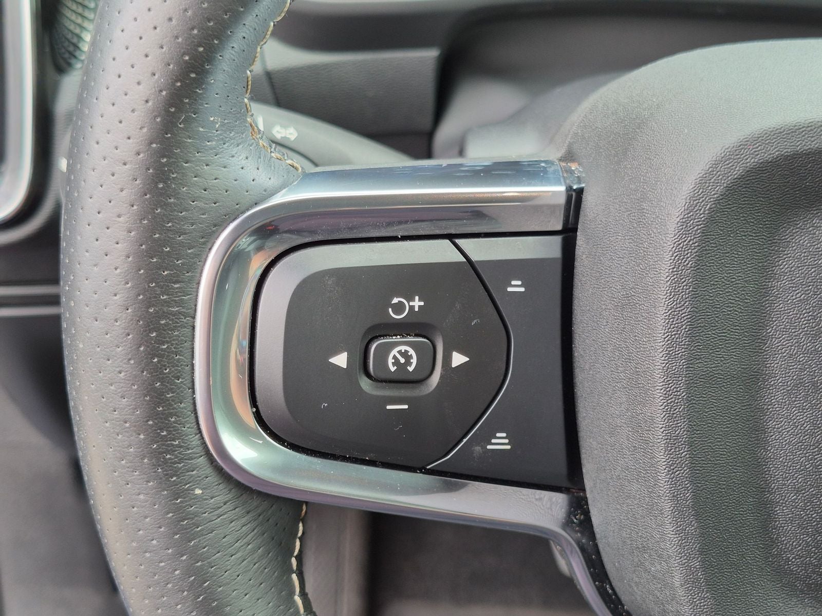 2021 Volvo XC40 R-Design