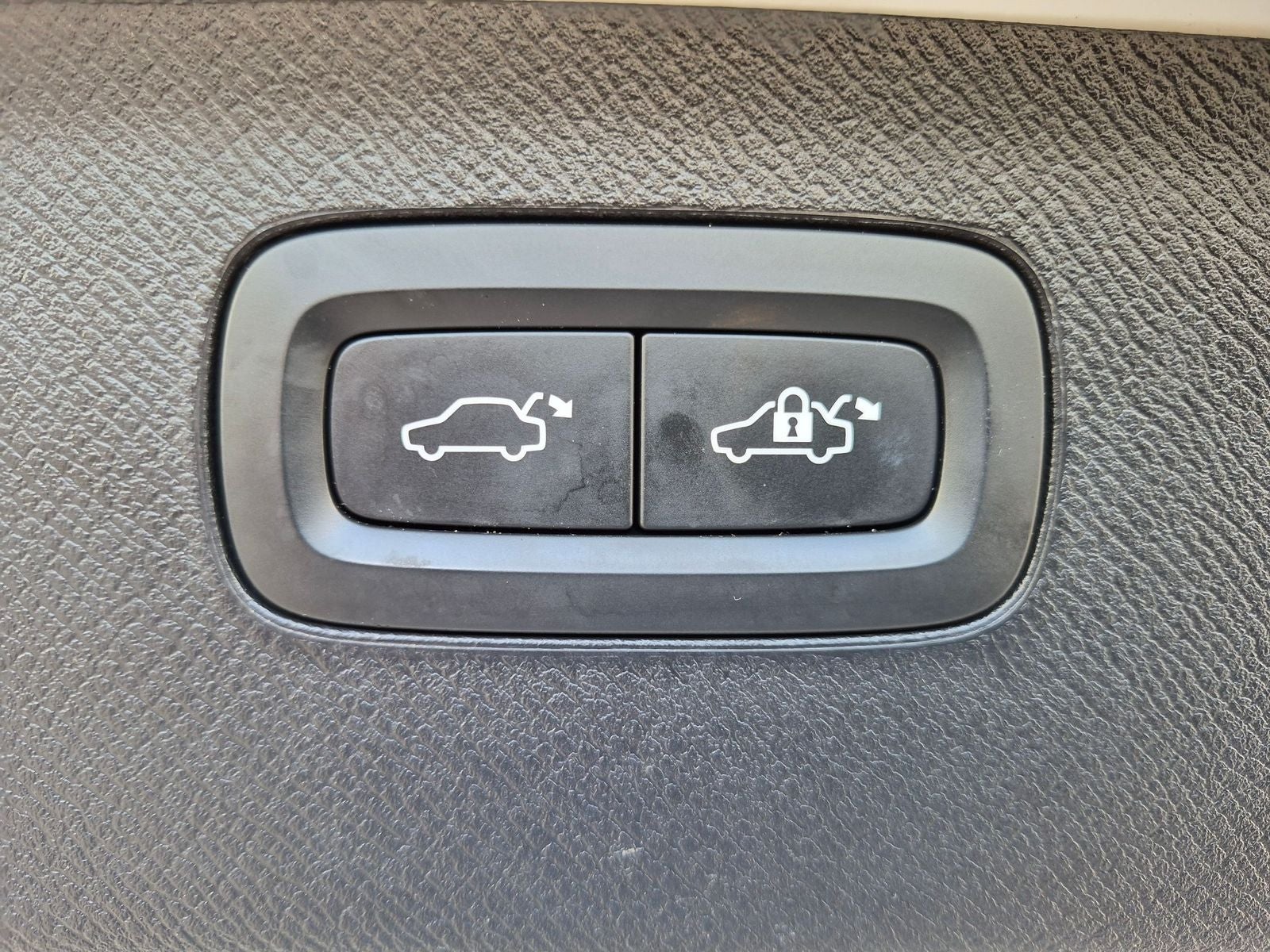 2023 Volvo XC90 Recharge Plug-In Hybrid T8 Plus Dark Theme 7 Passenger