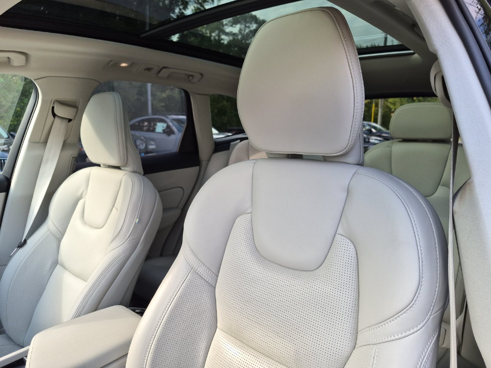 2024 Volvo XC60 B5 Ultimate Dark Theme