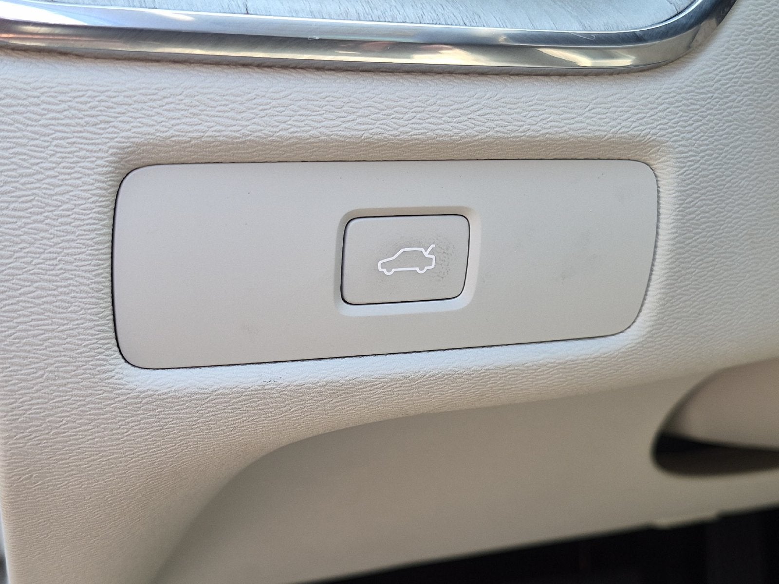 2024 Volvo XC60 B5 Ultimate Dark Theme