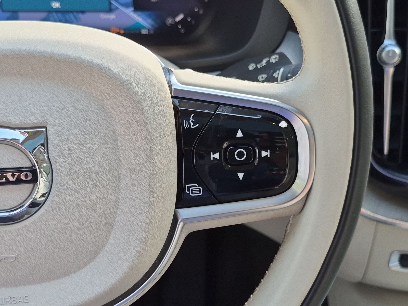 2024 Volvo XC60 B5 Ultimate Dark Theme