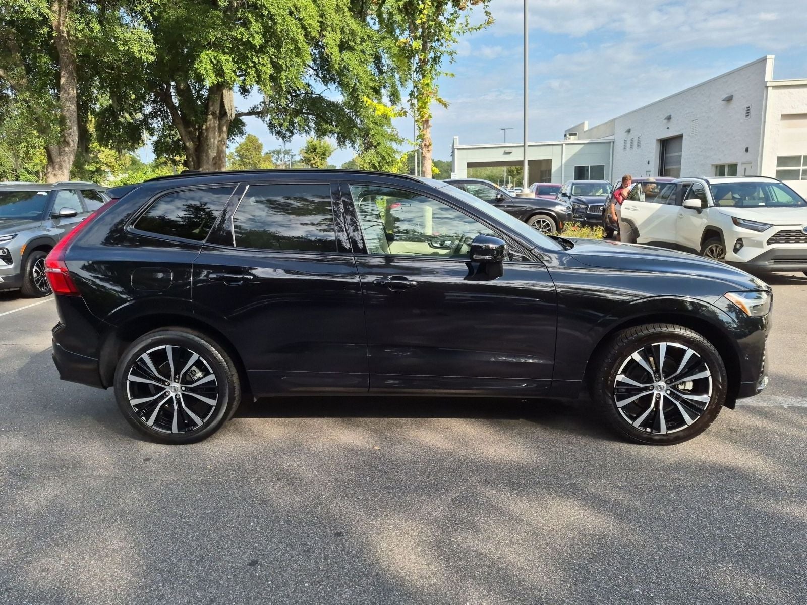2024 Volvo XC60 B5 Ultimate Dark Theme