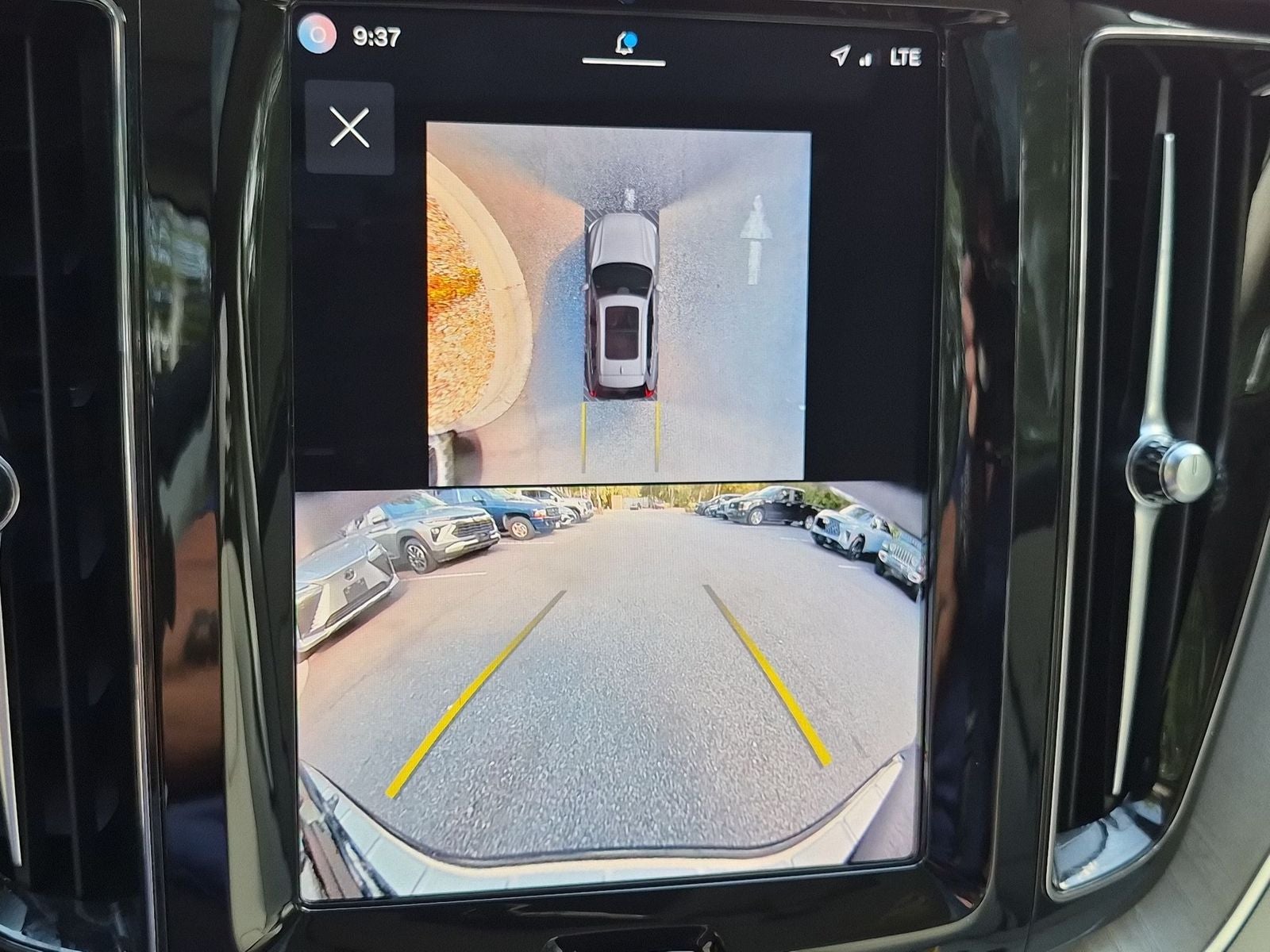 2024 Volvo XC60 B5 Ultimate Dark Theme