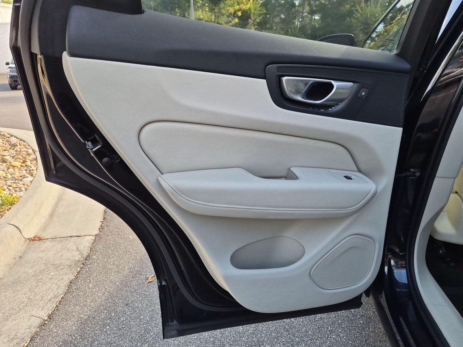 2024 Volvo XC60 B5 Ultimate Dark Theme