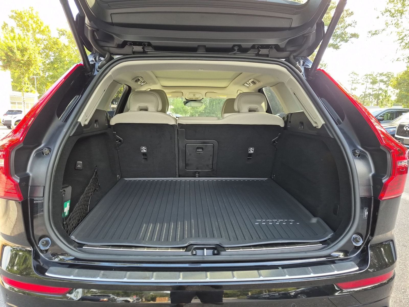 2024 Volvo XC60 B5 Ultimate Dark Theme