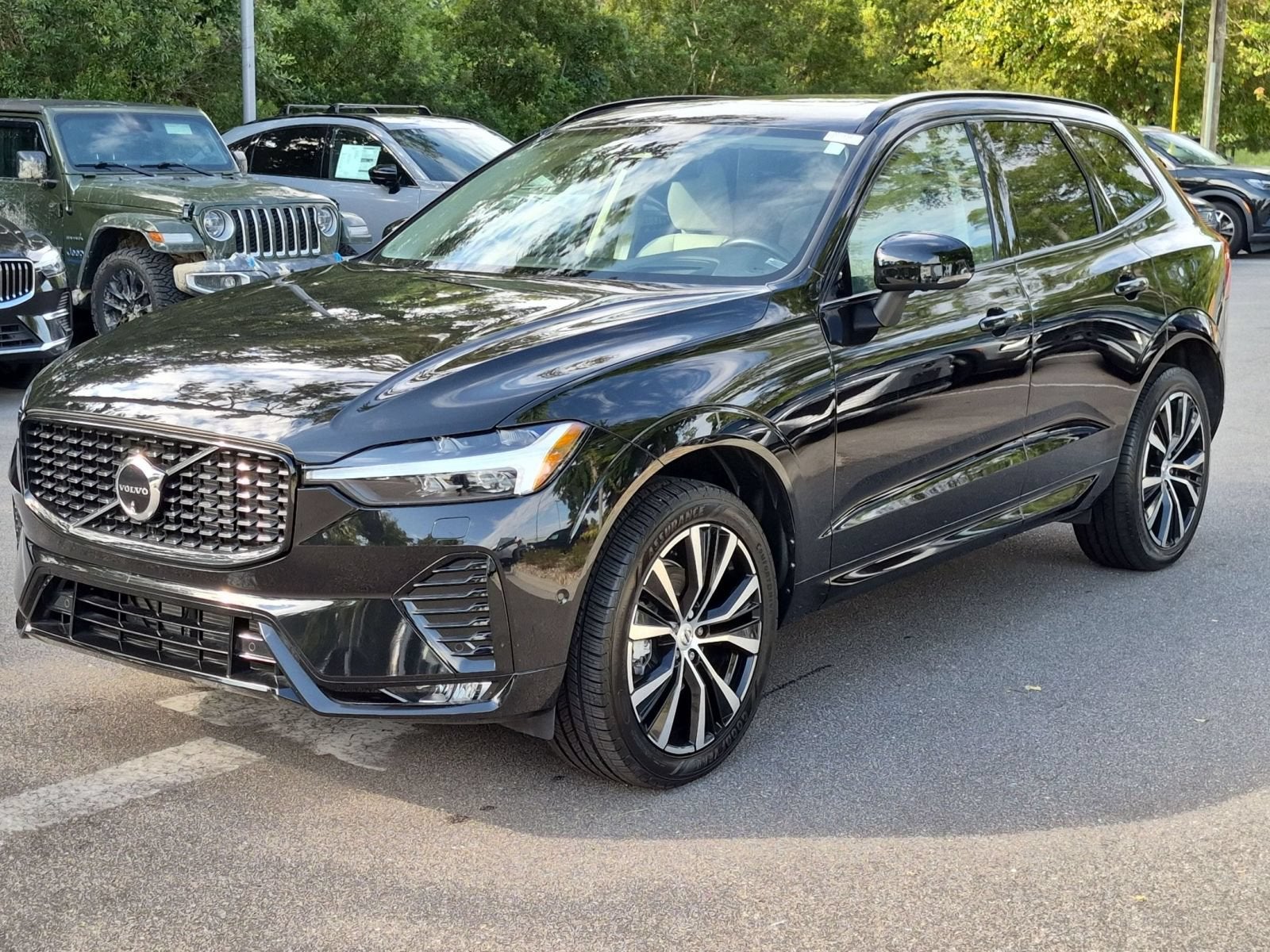 2024 Volvo XC60 B5 Ultimate Dark Theme