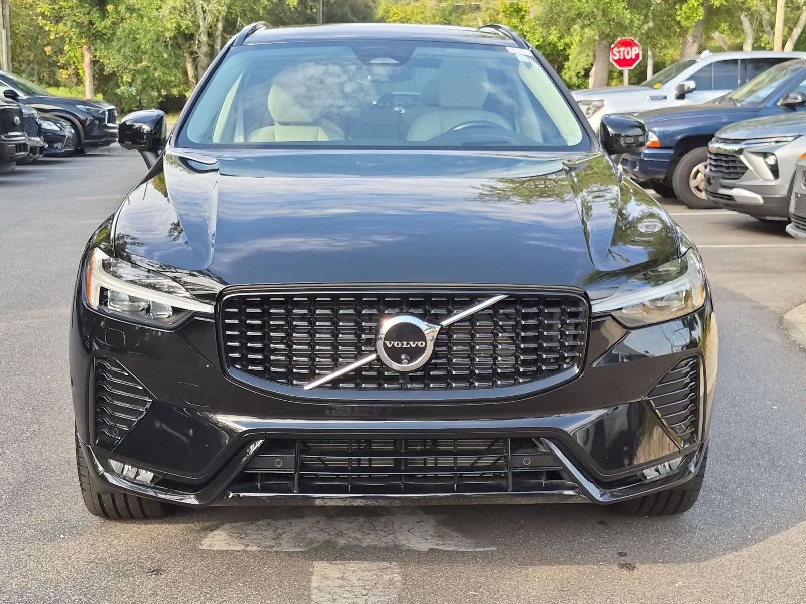 2024 Volvo XC60 B5 Ultimate Dark Theme