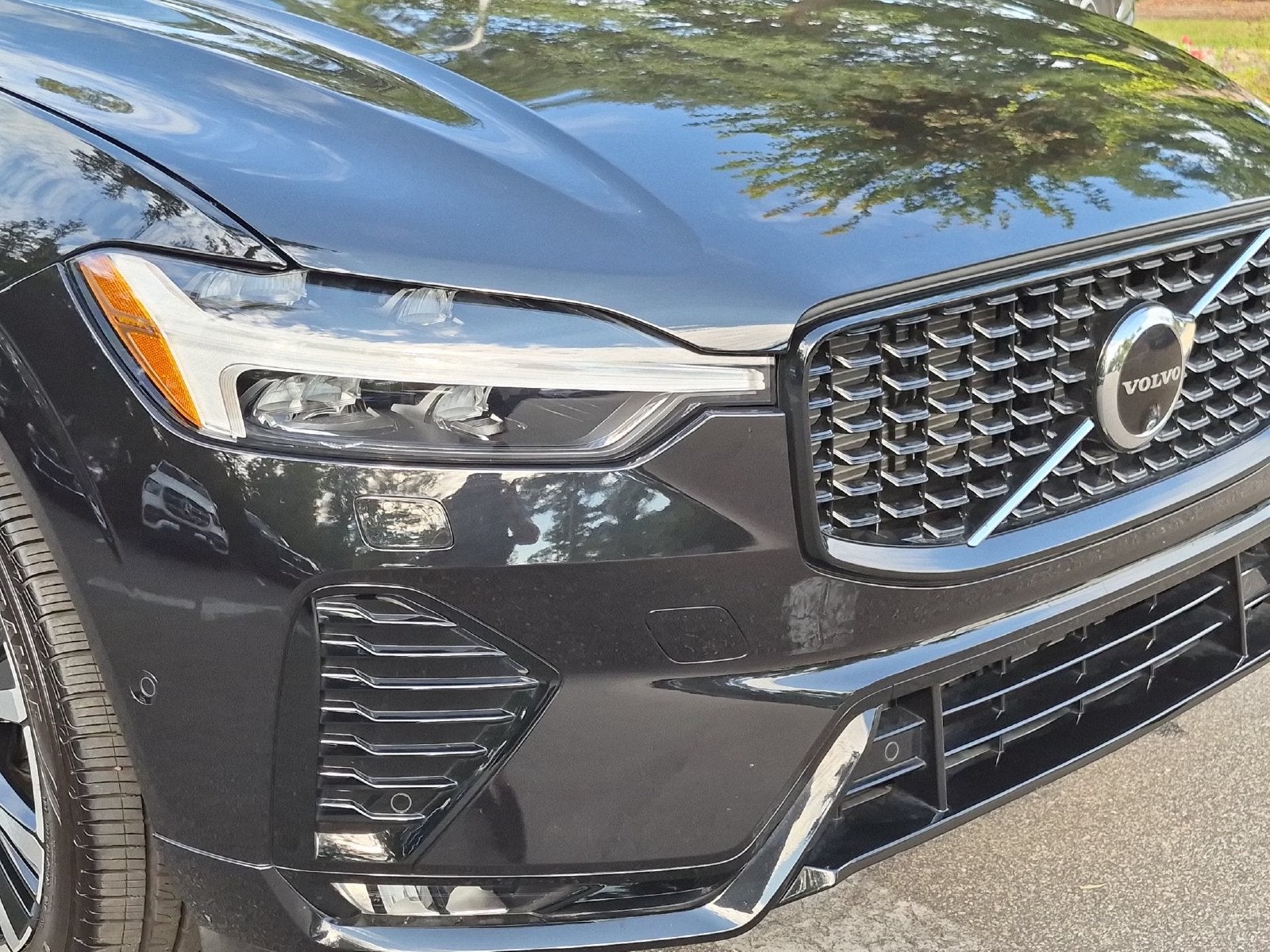 2024 Volvo XC60 B5 Ultimate Dark Theme