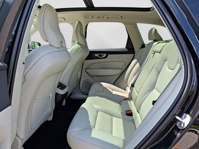 2024 Volvo XC60 B5 Ultimate Dark Theme