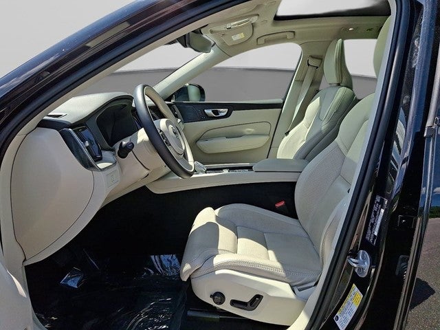 2024 Volvo XC60 B5 Ultimate Dark Theme