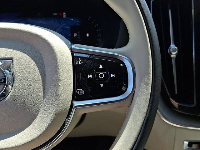 2024 Volvo XC60 B5 Ultimate Dark Theme