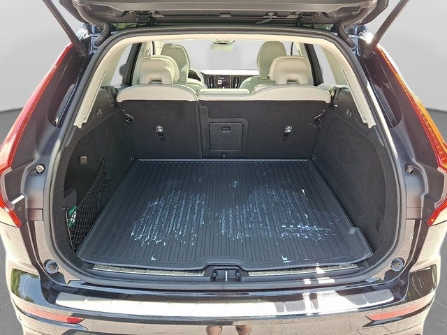 2024 Volvo XC60 B5 Ultimate Dark Theme