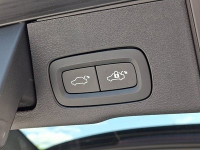 2024 Volvo XC60 B5 Ultimate Dark Theme