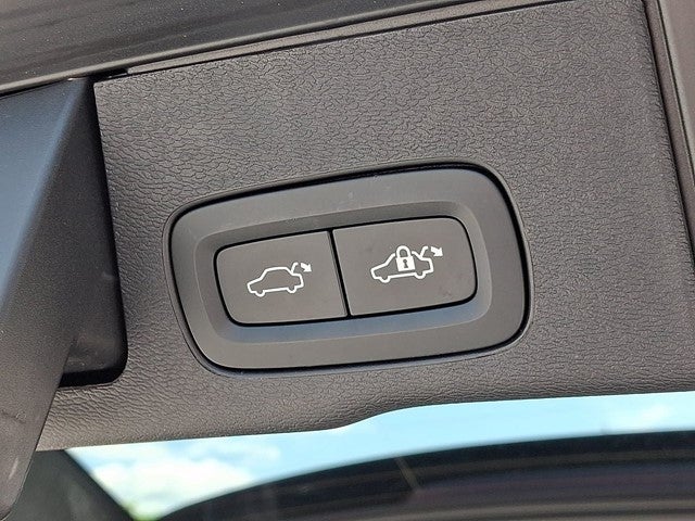 2024 Volvo XC60 B5 Ultimate Dark Theme